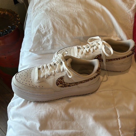 Womens white Nike with cheetah stripe - Picture 3 of 4